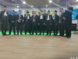 Baru Selesai Disumpah Sebagai Advokat, Langsung Tangani Kasus Perdata HukrimNusant Radar jago fakta.web.id.com – Langkah cepat ditunjukkan oleh Abdurrahman.SH yang baru saja resmi menyandang status sebagai advokat. Belum lama usai menjalani prosesi sumpah, ia langsung dipercaya menangani sebuah perkara perdata yang kini tengah dalam proses penanganan. Momentum ini menjadi bukti bahwa kepercayaan masyarakat terhadap profesi advokat tidak datang begitu saja, melainkan melalui rekam jejak, integritas, serta komitmen dalam memperjuangkan keadilan. Meski tergolong baru secara formal sebagai advokat, Abdurrahman.SH dinilai memiliki kesiapan dalam menghadapi persoalan hukum, khususnya di bidang perdata. Dalam keterangannya, Abdurrahman.SH menyampaikan bahwa dirinya akan mengedepankan profesionalitas serta kepentingan klien dalam setiap perkara yang ditangani. “Ini adalah amanah sekaligus tanggung jawab besar. Saya akan berusaha maksimal dalam menangani perkara ini sesuai dengan koridor hukum yang berlaku,” ujarnya. Kasus perdata yang ditanganinya tersebut berkaitan dengan sengketa hak yang saat ini sedang dalam tahap awal penyelesaian. Ia menegaskan bahwa pendekatan yang dilakukan tidak hanya berfokus pada aspek litigasi, tetapi juga membuka ruang penyelesaian secara damai jika memungkinkan. Sebagai advokat yang juga dikenal aktif di dunia media, Abdurrahman.SH diharapkan mampu membawa perspektif berbeda dalam penanganan perkara, yakni dengan mengedepankan transparansi dan edukasi hukum kepada masyarakat. Langkah cepat ini sekaligus menjadi awal perjalanan kariernya di dunia advokat, yang diharapkan mampu memberikan kontribusi nyata dalam penegakan hukum serta perlindungan hak-hak masyarakat. (H.Amn .PH.NTB)